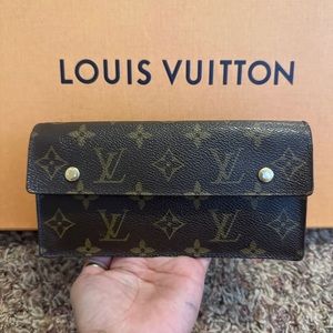 Louis Vuitton Accordion wallet